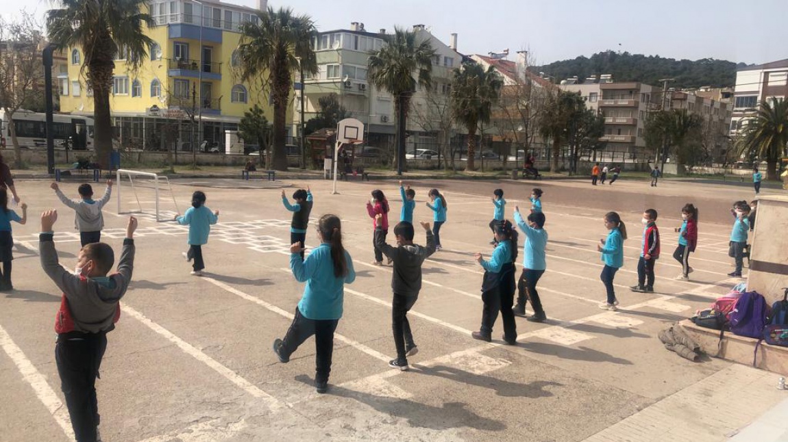 Iraz Deniz FİRLAR hocamızın koordinesinde okulumuzda halk oyunları (Harmandalı) egzersiz programı başlamıştır... 